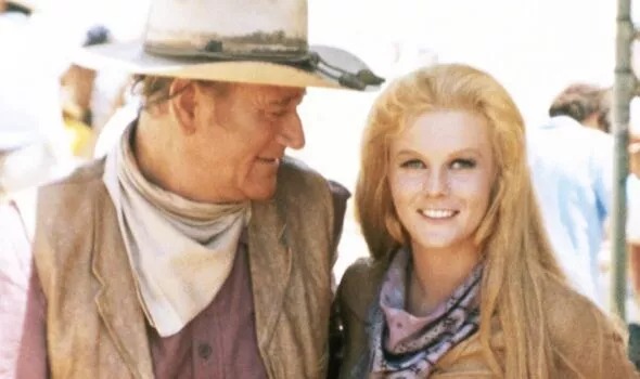 john-wayne-ann-margret-1731737.jpg