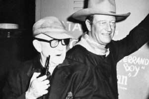 1697305984_John-Ford-and-John-Wayne.jpg